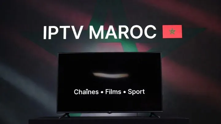 Famille marocaine regardant la télévision via un abonnement IPTV Maroc sur Smart TV en salon